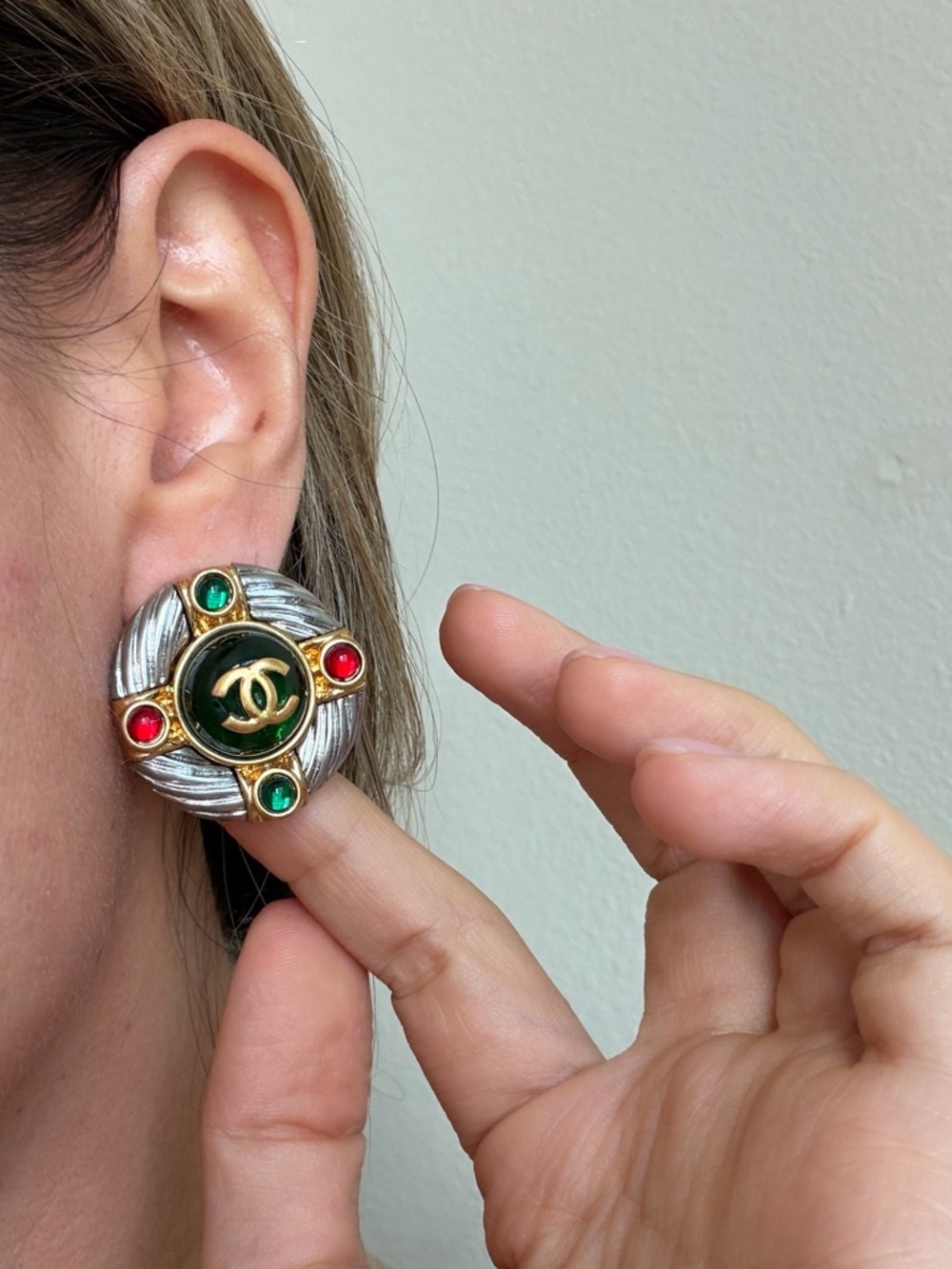 ❤️Vintage Chanel CC Multicolor Gripoix Earrings Gold & Silver Tone💚 - Picture 8 of 8